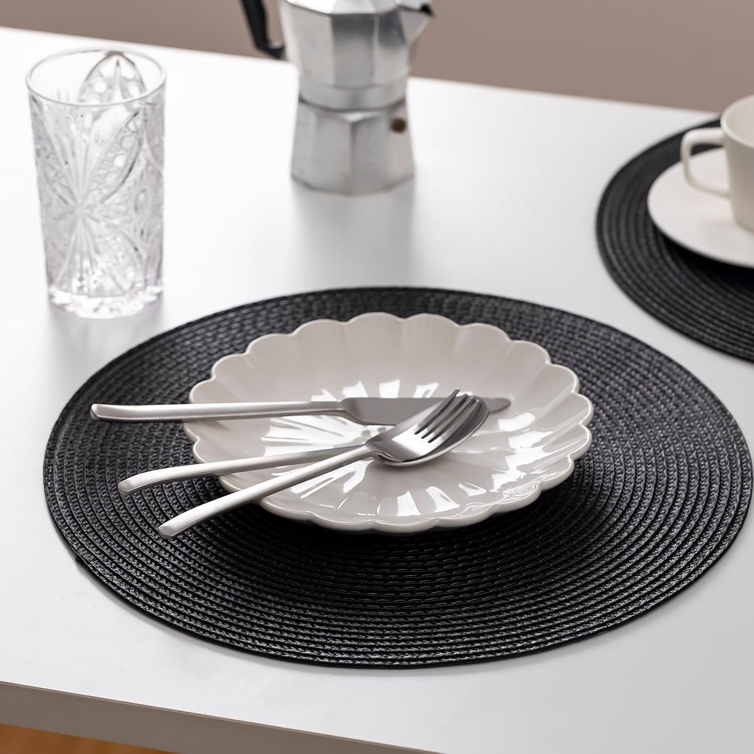 Round Placemats Set of 6 Plastic Woven Placemats Washable Wipeable Table Mats for Dining Table Heat Resistant Non-Slip Circle Place Mats (Black)